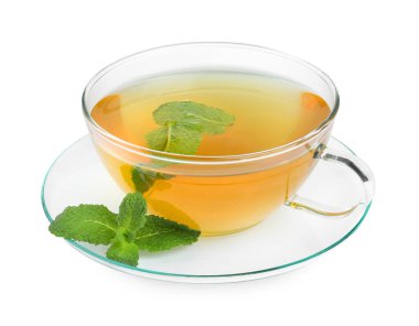 Cam fincanda taze yeşil çay, beyaz üzerinde izole edilmiş nane ve çay tabağı.