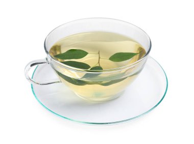 Beyazlar üzerinde izole edilmiş taze yeşil çay.