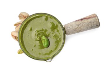 Lezzetli fıstıklı krema ve fındıklı, beyaz manzaralı.