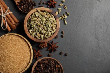 Koyu gri desenli masada farklı baharatlar var. Metin için boşluk