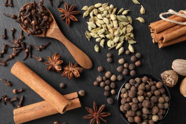 Siyah desenli masa üzerinde farklı baharatlar.