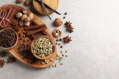 Açık gri masada farklı baharatlar ve fındıklar var. Metin için boşluk