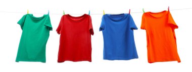 Çamaşır ipinde kurumuş renkli tişörtler beyazda izole edilmiş.