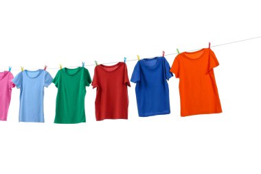 Çamaşır ipinde kurumuş renkli tişörtler beyazda izole edilmiş.