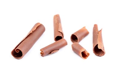 Bir sürü lezzetli çikolata parçacıkları beyaz üzerine izole edilmiş.