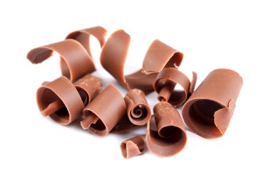 Bir sürü lezzetli çikolata parçacıkları beyaz üzerine izole edilmiş.