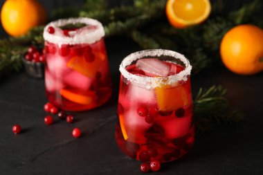 Koyu gri masada buzlu buzlu, lezzetli yabanmersini kokteyli. Yakın plan.