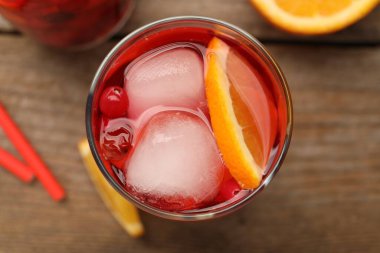 Buzlu ve portakallı lezzetli kızılcık kokteyli, ahşap masada, üst tarafta.
