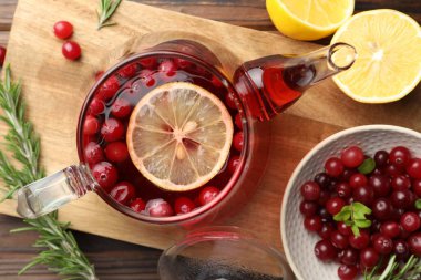 Lezzetli yaban mersini çayı, limon, biberiye ve taze böğürtlen.