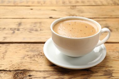 Ahşap masada bir fincan aromatik kahve, yakın plan. Metin için boşluk