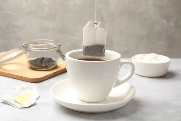 Τσάι Που Ετοιμάζεται Βάζοντας Σακουλάκι Τσαγιού Φλιτζάνι Στο Τραπέζι Φως — Φωτογραφία Αρχείου