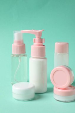 Turkuaz arka planda kozmetik seyahat seti. Banyo aksesuarları