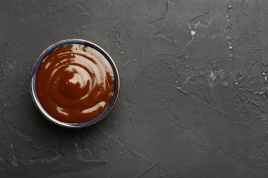 Koyu desenli masada, tabakta nefis bir barbekü sosu, üst manzara. Metin için boşluk