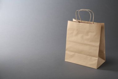 Gri arkaplanda bir kese kağıdı, mesaj için boşluk. Tasarım için model