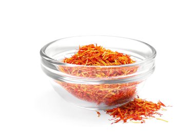 Aromatik safran ve kase beyaza izole edilmiş.