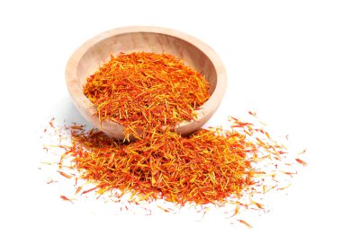 Aromatik safran ve kase beyaza izole edilmiş.