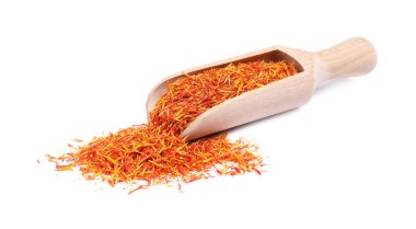 Aromatik safran ve kepçe beyaza izole edilmiş.