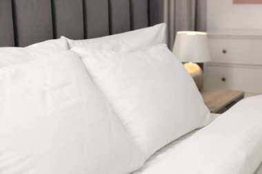 Evdeki yumuşak beyaz yastıklar ve yorganlar