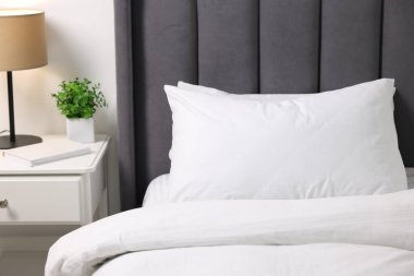 Evdeki yumuşak beyaz yastıklar ve yorganlar
