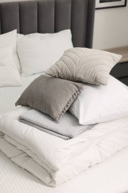 Evdeki yatakta yumuşak yastıklar ve yatak.