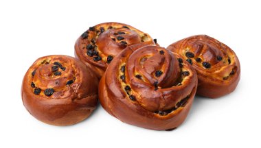 Beyaza izole edilmiş kuru üzümlü lezzetli börekler. Tatlı çörekler.