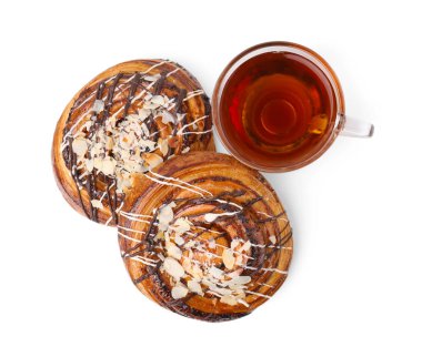 Soslu börekler, badem ve beyaz üzerine izole edilmiş bir fincan çay. Tatlı çörekler.