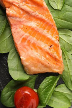 Lezzetli ızgara somon, domates ve ıspanak.