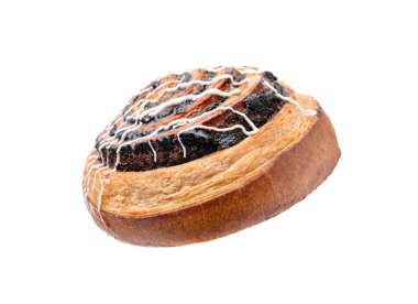 Beyaz üzerine izole edilmiş haşhaş tohumu ve sos ile nefis bir rulo. Tatlı çörek.