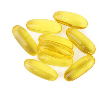 Birçok sarı vitamin kapsülü beyaz, üst görünümde izole.