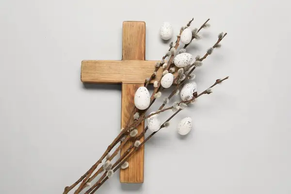 Croce Legno Uova Pasqua Dipinte Rami Salice Fondo Grigio Chiaro — Foto Stock