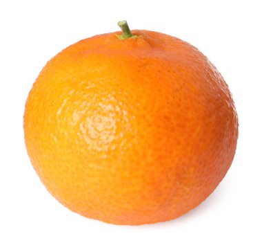 Taze, olgun bir mandalina beyazda izole edilmiş.