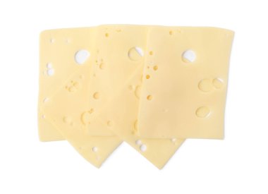 Lezzetli taze peynir dilimleri beyaza izole edilmiş, üst manzara