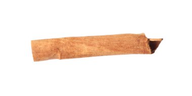 Beyaz üzerine izole edilmiş bir aromatik tarçın çubuğu.