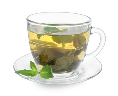 Cam fincanda taze yeşil çay, beyaz üzerinde izole edilmiş nane ve çay tabağı.