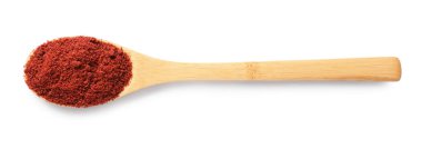 Kaşıkta kurumuş kızılcık tozu, beyaza izole edilmiş.