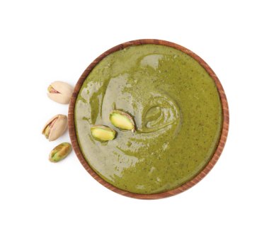 Fıstıklı krema kasede ve fındıklı, beyaz manzaralı.