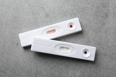Gri masada tek kullanımlık iki test, üst görüntü.