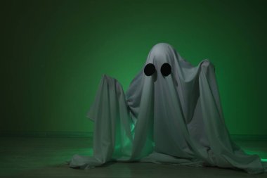 Ürkütücü hayalet. Yeşil ışıkla kaplanmış kadın, metin için boşluk