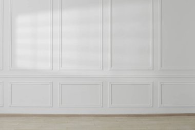 Beyaz duvardaki pencerenin ışığı ve gölgesi.