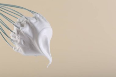 Bej arka planda krem şantili çırpma çırpma, yakın plan. Metin için boşluk