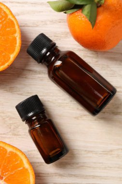 Düz kompozisyon ve ahşap masa üzerinde mandalina yağı vardı.