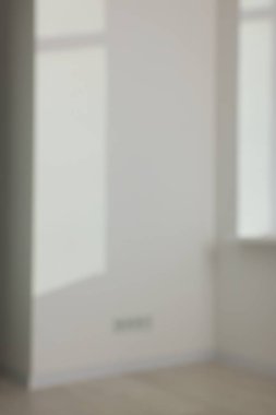 İçerideki duvardaki pencereden gelen bulanık ışık ve gölgeler