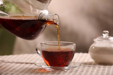 Masada fincana aromatik çay dök, yakın çekim.