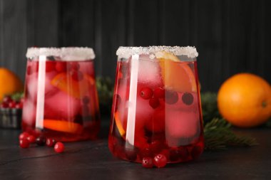 Koyu gri masada buzlu buzlu yaban mersini kokteyli.