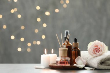 Farklı spa ürünleri ile kompozisyon ve ışık masasında gül çiçeği, metin için boşluk
