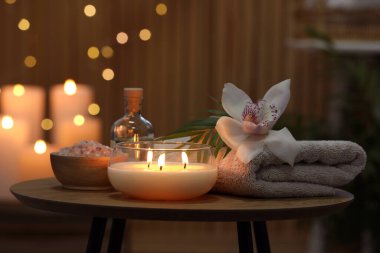 Farklı spa ürünleri ve orkide çiçeğiyle ahşap masa üzerinde kompozisyon