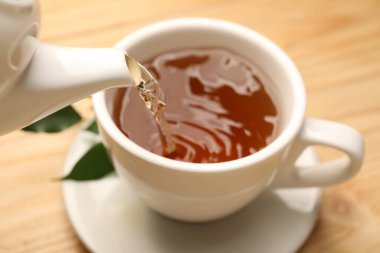 Sofrada fincana lezzetli çay dök, yakından.