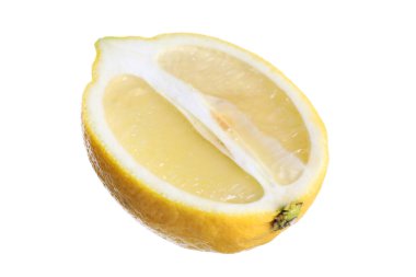 Taze limonun yarısı beyaza izole edilmiş.