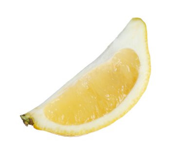 Beyaza izole edilmiş taze limon parçası.