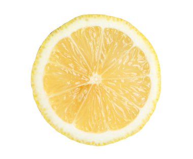 Beyaza izole edilmiş taze limon parçası.